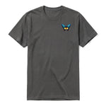 Un T-shirt charbon à manches courtes et col rond, orné d'un motif représentant un arthropod sur la poitrine gauche.