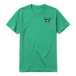 Un T-shirt kelly à manches courtes et col rond, orné d'un motif représentant un arthropod sur la poitrine gauche.