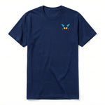 Un T-shirt marine à manches courtes et col rond, orné d'un motif représentant un arthropod sur la poitrine gauche.