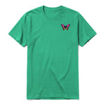 Un T-shirt kelly à manches courtes et col rond, orné d'un motif représentant un arthropod sur la poitrine gauche.