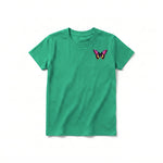 Un T-shirt kelly à manches courtes et col rond pour jeune, orné d'un motif représentant un arthropode sur la poitrine gauche.