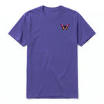 Un T-shirt violet à manches courtes et col rond, orné d'un motif représentant un arthropod sur la poitrine gauche.