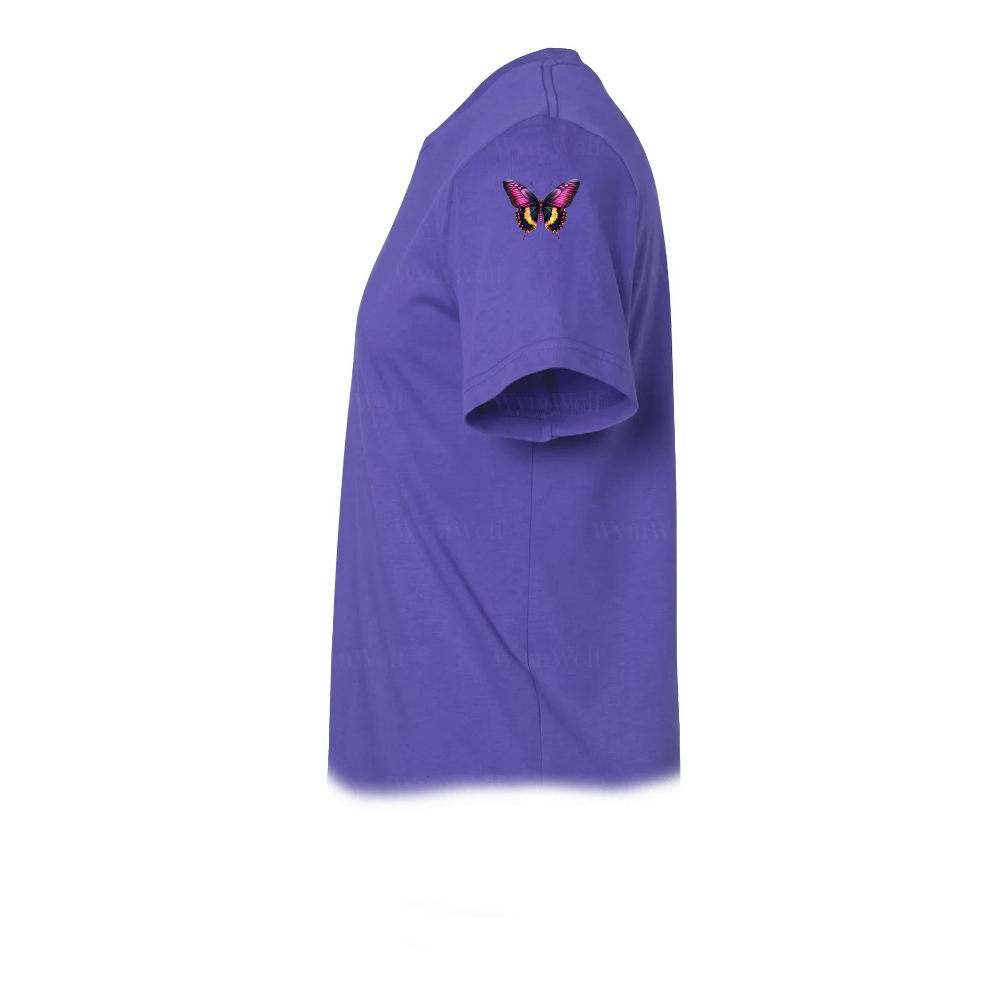 Un T-shirt violet à manches courtes et col rond, orné d'un motif représentant un arthropode sur le haut de la manche gauche.