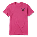 Un T-shirt framboise à manches courtes et col rond, orné d'un motif représentant un arthropod sur la poitrine gauche.