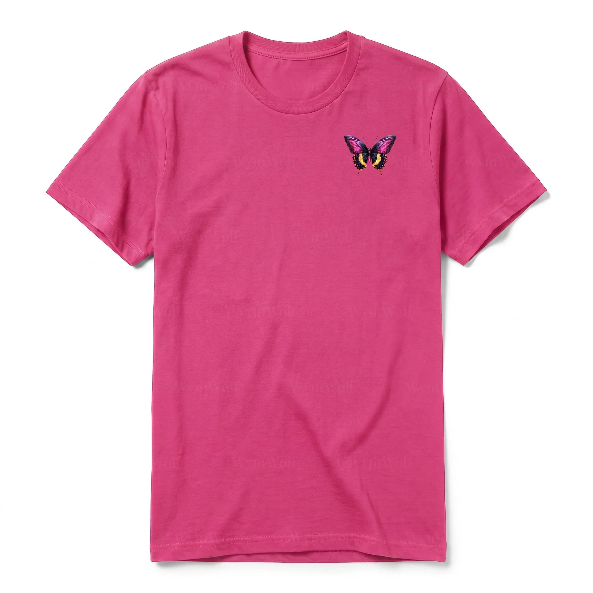 Un T-shirt framboise à manches courtes et col rond, orné d'un motif représentant un arthropod sur la poitrine gauche.