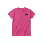 Un T-shirt framboise à manches courtes et col rond pour jeune, orné d'un motif représentant un arthropode sur la poitrine gauche.