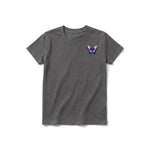 Un T-shirt charbon à manches courtes et col rond pour jeune, orné d'un motif représentant un arthropode sur la poitrine gauche.