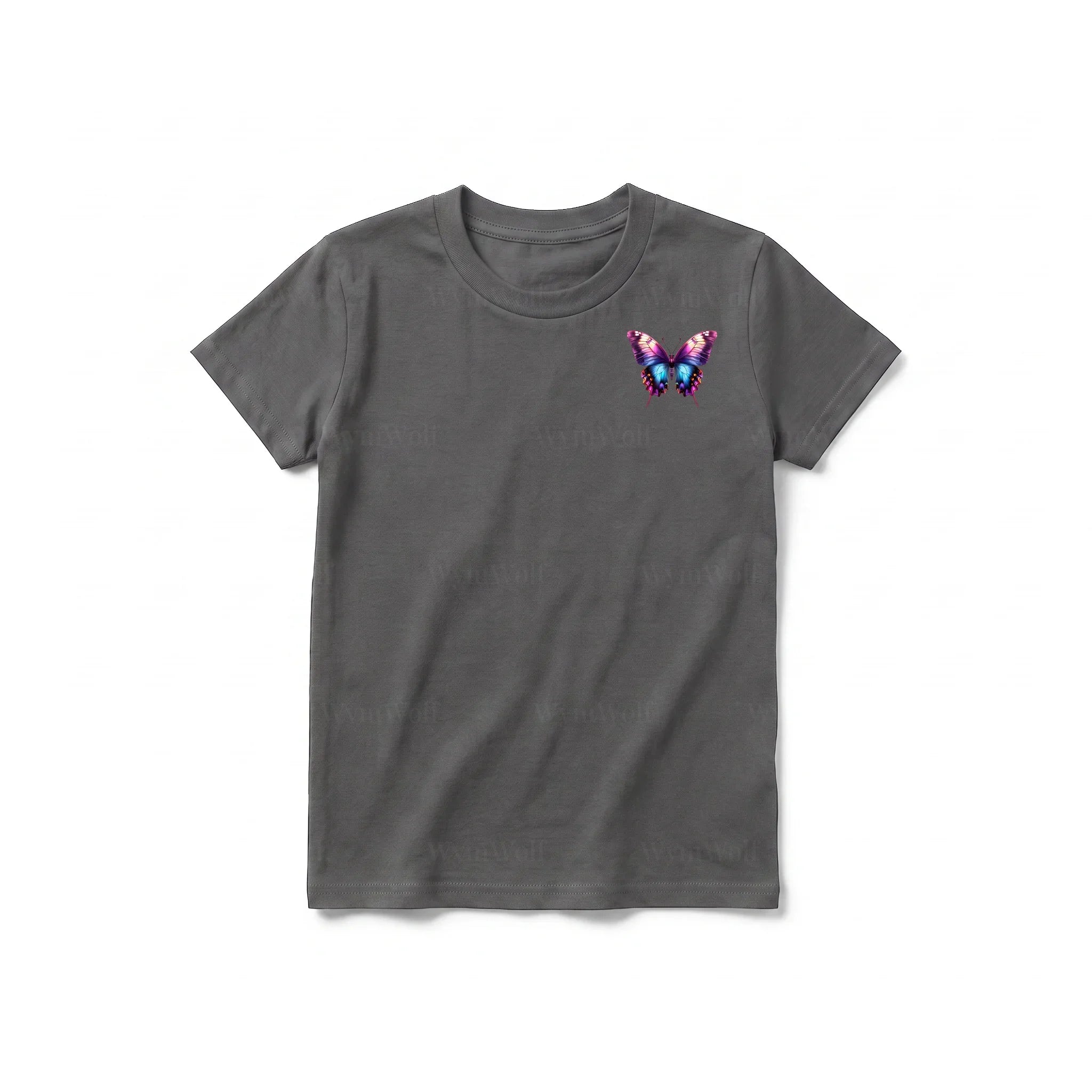 Un T-shirt charbon à manches courtes et col rond pour jeune, orné d'un motif représentant un arthropode sur la poitrine gauche.