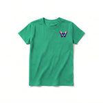 Un T-shirt kelly à manches courtes et col rond pour jeune, orné d'un motif représentant un arthropode sur la poitrine gauche.