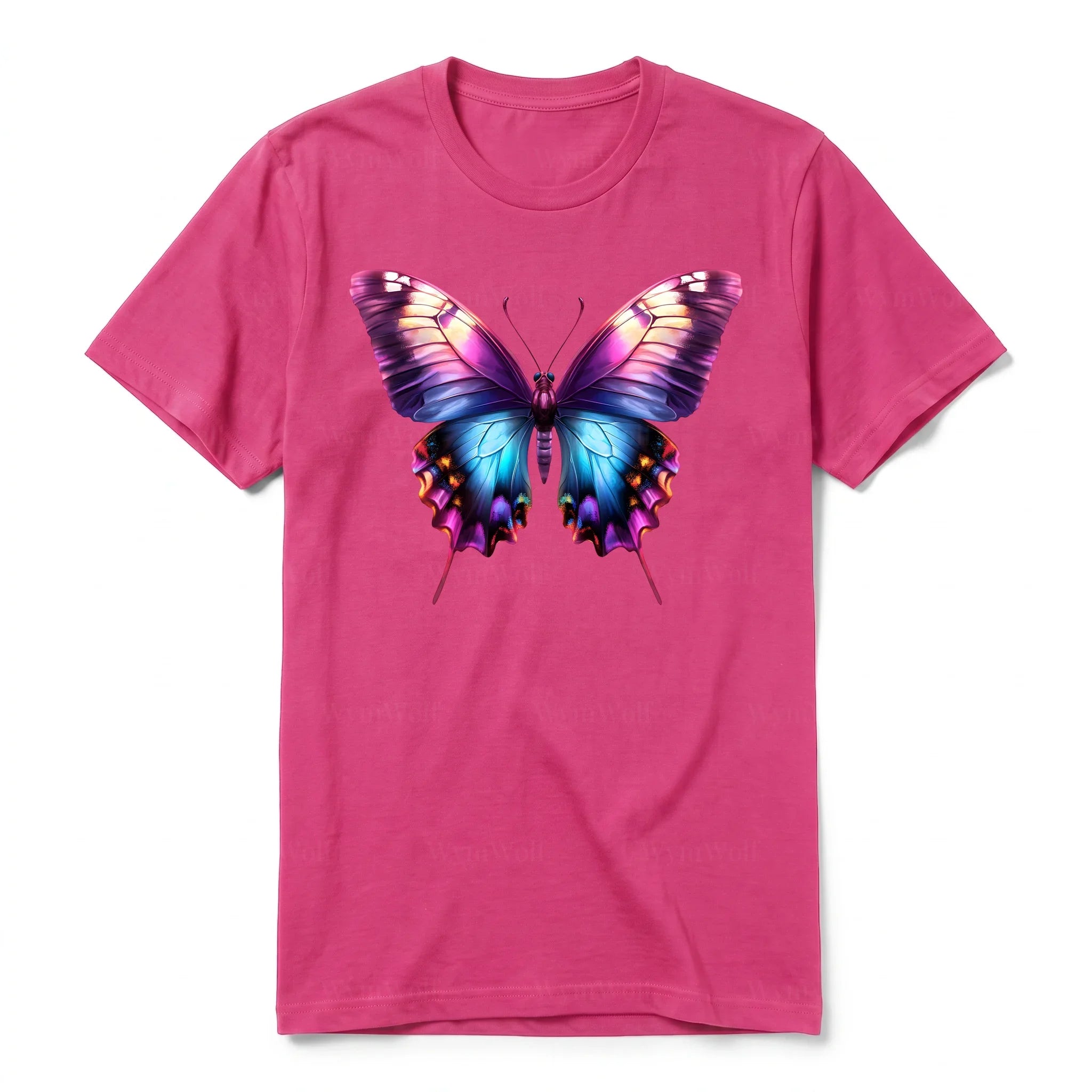 Un T-shirt framboise à manches courtes et col rond, orné d'un motif représentant un arthropod sur le devant.