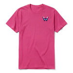 Un T-shirt framboise à manches courtes et col rond, orné d'un motif représentant un arthropod sur la poitrine gauche.