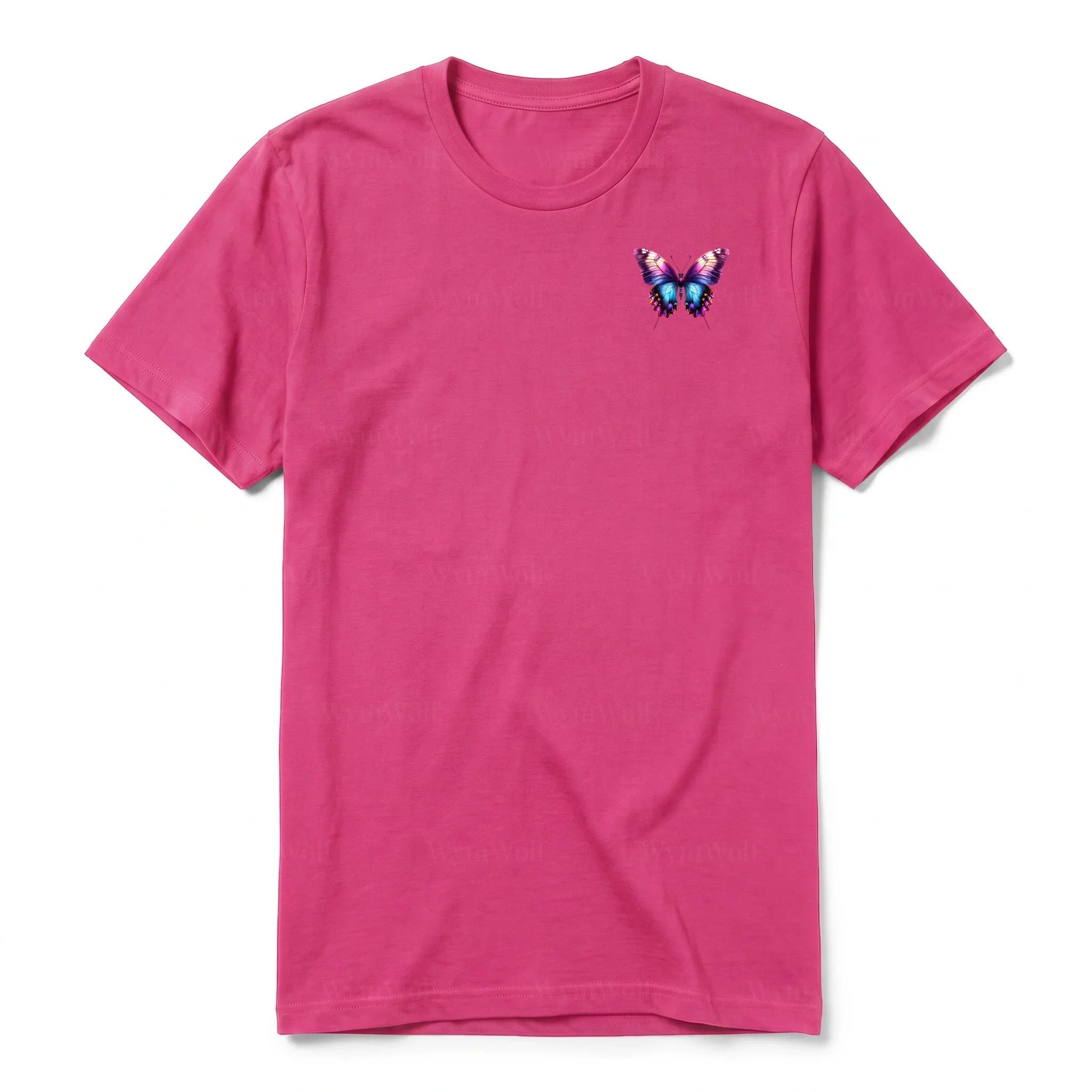 Un T-shirt framboise à manches courtes et col rond, orné d'un motif représentant un arthropod sur la poitrine gauche.