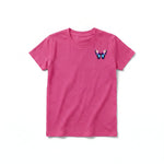 Un T-shirt framboise à manches courtes et col rond pour jeune, orné d'un motif représentant un arthropode sur la poitrine gauche.