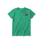 Un T-shirt kelly à manches courtes et col rond pour jeune, orné d'un motif représentant un arthropode sur la poitrine gauche.