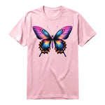 Un T-shirt rose à manches courtes et col rond, orné d'un motif représentant un arthropod sur le devant.