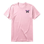 Un T-shirt rose à manches courtes et col rond, orné d'un motif représentant un arthropod sur la poitrine gauche.