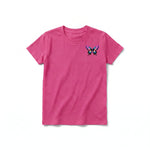 Un T-shirt framboise à manches courtes et col rond pour jeune, orné d'un motif représentant un arthropode sur la poitrine gauche.