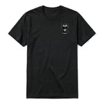 Un T-shirt noir à manches courtes et col rond, orné d'un motif représentant un chat sur la poitrine gauche.