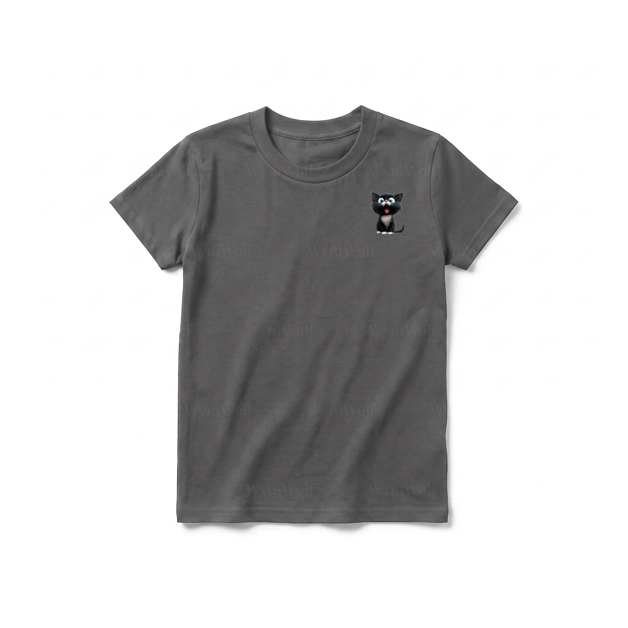 Un T-shirt charbon à manches courtes et col rond pour jeune, orné d'un motif représentant un chat sur la poitrine gauche.