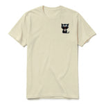 Un T-shirt latte à manches courtes et col rond, orné d'un motif représentant un chat sur la poitrine gauche.