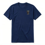 Un T-shirt marine à manches courtes et col rond, orné d'un motif représentant un chat sur la poitrine gauche.