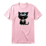 Un T-shirt rose à manches courtes et col rond, orné d'un motif représentant un chat sur le devant.