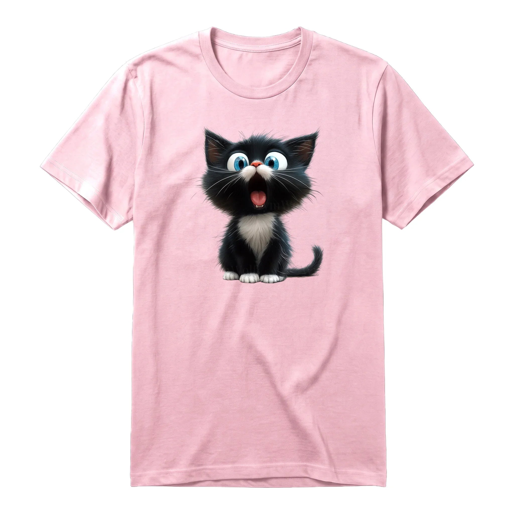 Un T-shirt rose à manches courtes et col rond, orné d'un motif représentant un chat sur le devant.