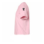 Un T-shirt rose à manches courtes et col rond, orné d'un motif représentant un chat sur le haut de la manche gauche.