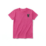 Un T-shirt framboise à manches courtes et col rond pour jeune, orné d'un motif représentant un chat sur la poitrine gauche.