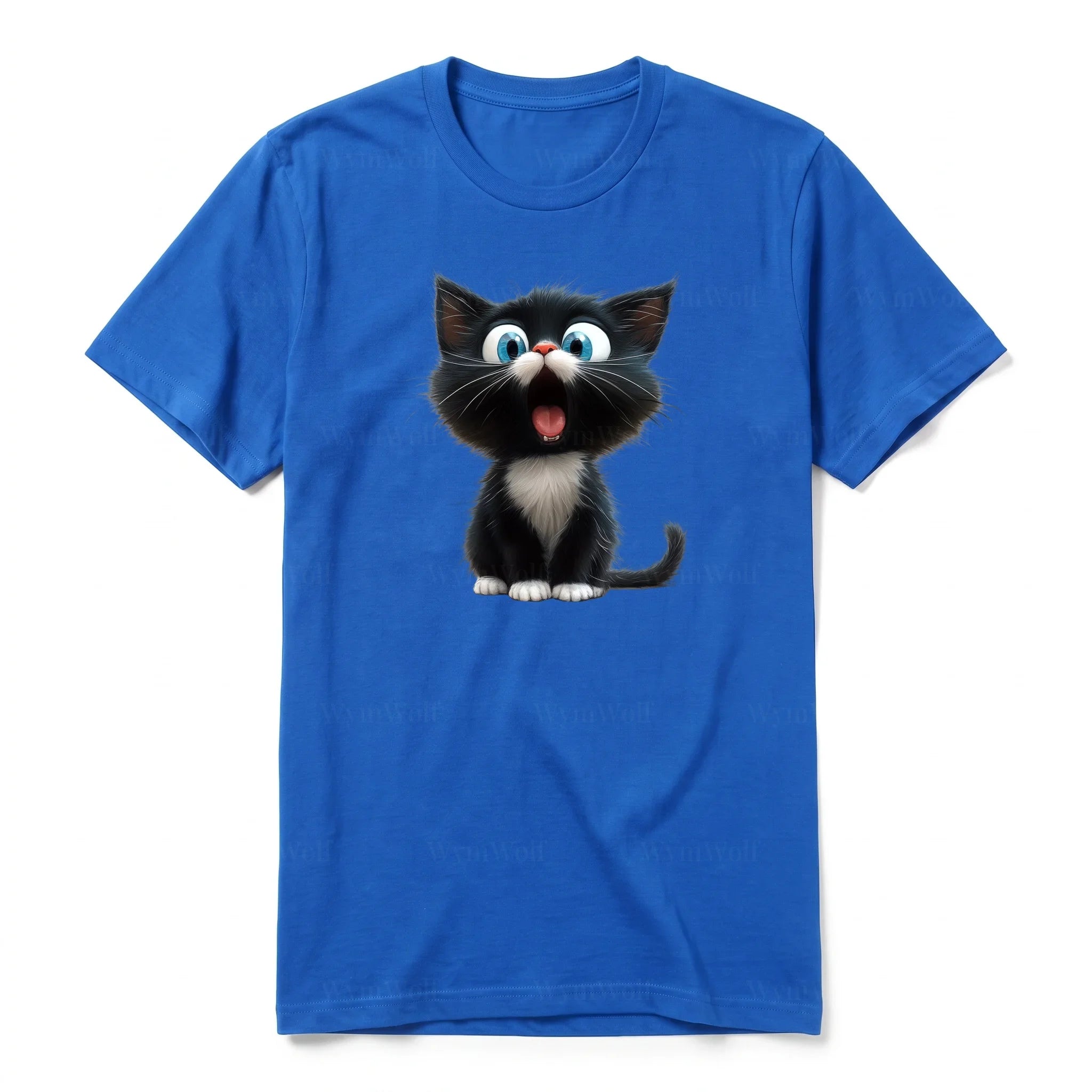 Un T-shirt royal à manches courtes et col rond, orné d'un motif représentant un chat sur le devant.