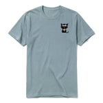 Un T-shirt sauge à manches courtes et col rond, orné d'un motif représentant un chat sur la poitrine gauche.