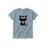 Un T-shirt sauge à manches courtes et col rond pour jeune, orné d'un motif représentant un chat sur le devant.
