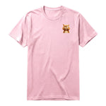 Un T-shirt rose à manches courtes et col rond, orné d'un motif représentant un chat sur la poitrine gauche.