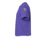Un T-shirt violet à manches courtes et col rond, orné d'un motif représentant un chat sur le haut de la manche gauche.