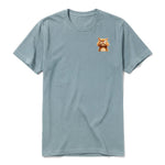 Un T-shirt sauge à manches courtes et col rond, orné d'un motif représentant un chat sur la poitrine gauche.