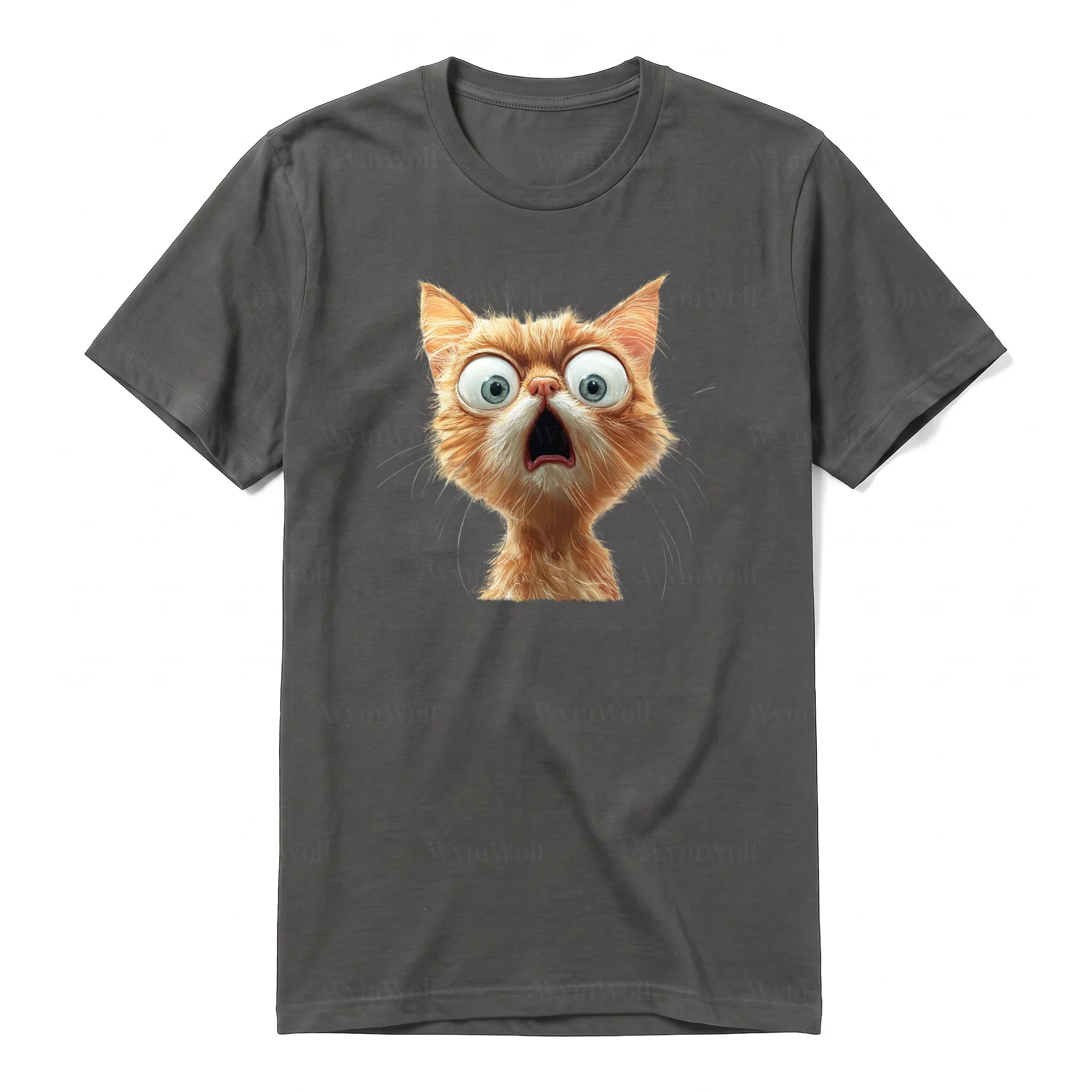 Un T-shirt charbon à manches courtes et col rond, orné d'un motif représentant un chat sur le devant.
