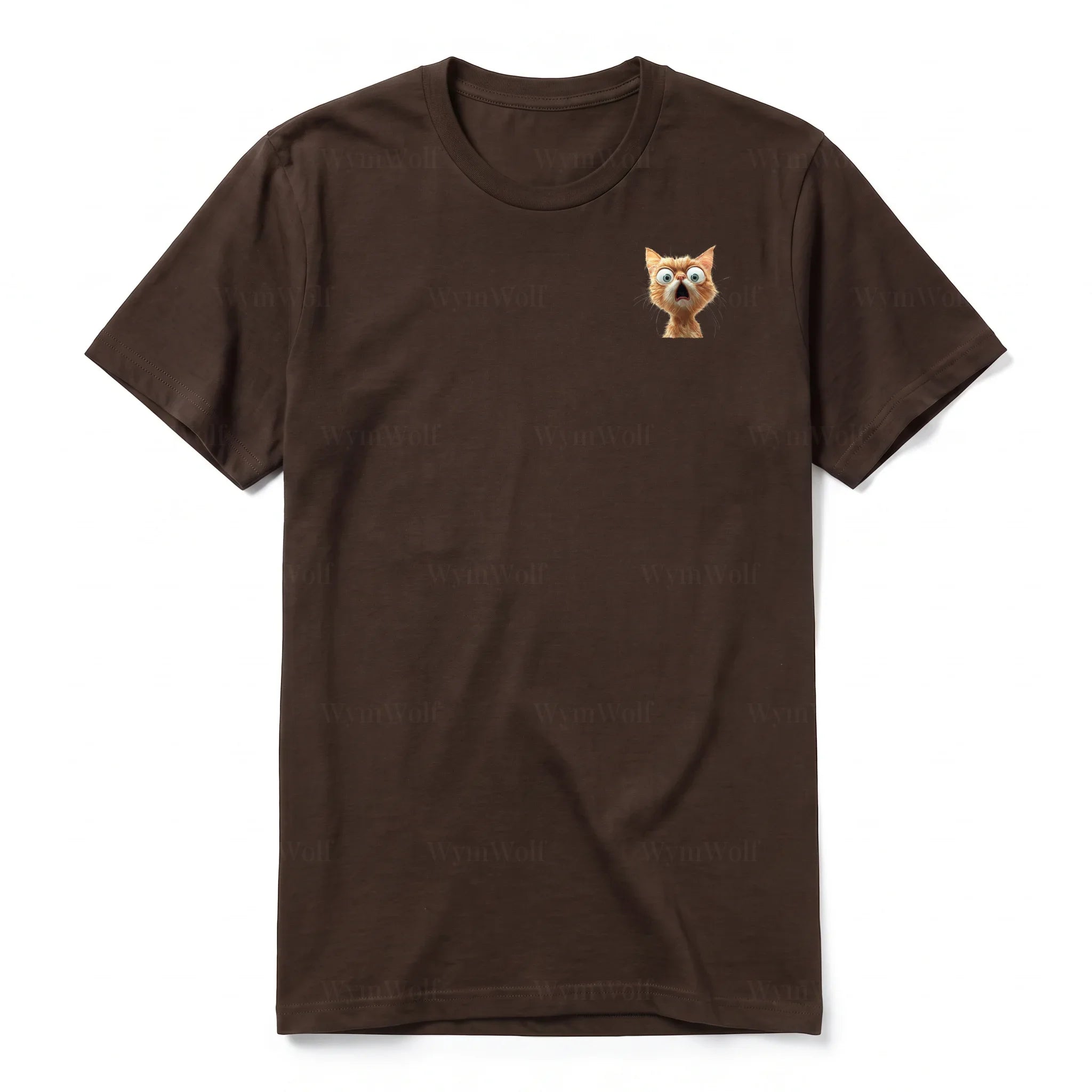 Un T-shirt chocolat à manches courtes et col rond, orné d'un motif représentant un chat sur la poitrine gauche.