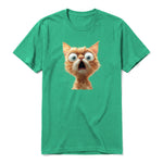 Un T-shirt kelly à manches courtes et col rond, orné d'un motif représentant un chat sur le devant.