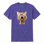 Un T-shirt violet à manches courtes et col rond, orné d'un motif représentant un chat sur le devant.