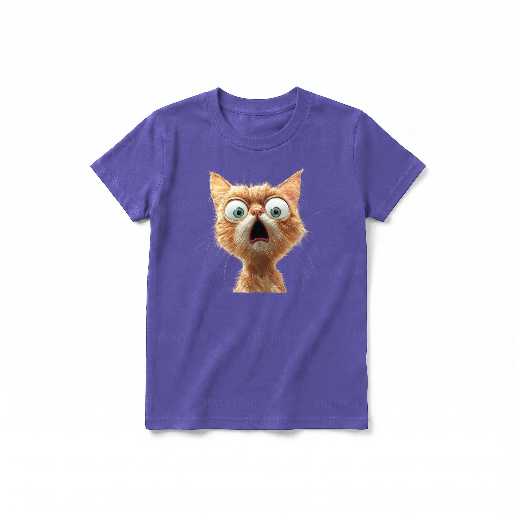 Un T-shirt violet à manches courtes et col rond pour jeune, orné d'un motif représentant un chat sur le devant.