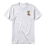 Un T-shirt gris cendré à manches courtes et col rond, orné d'un motif représentant un chat sur la poitrine gauche.