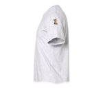 Un T-shirt gris cendré à manches courtes et col rond, orné d'un motif représentant un chat sur le haut de la manche gauche.