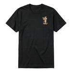 Un T-shirt noir à manches courtes et col rond, orné d'un motif représentant un chat sur la poitrine gauche.