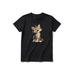 Un T-shirt noir à manches courtes et col rond pour jeune, orné d'un motif représentant un chat sur le devant.