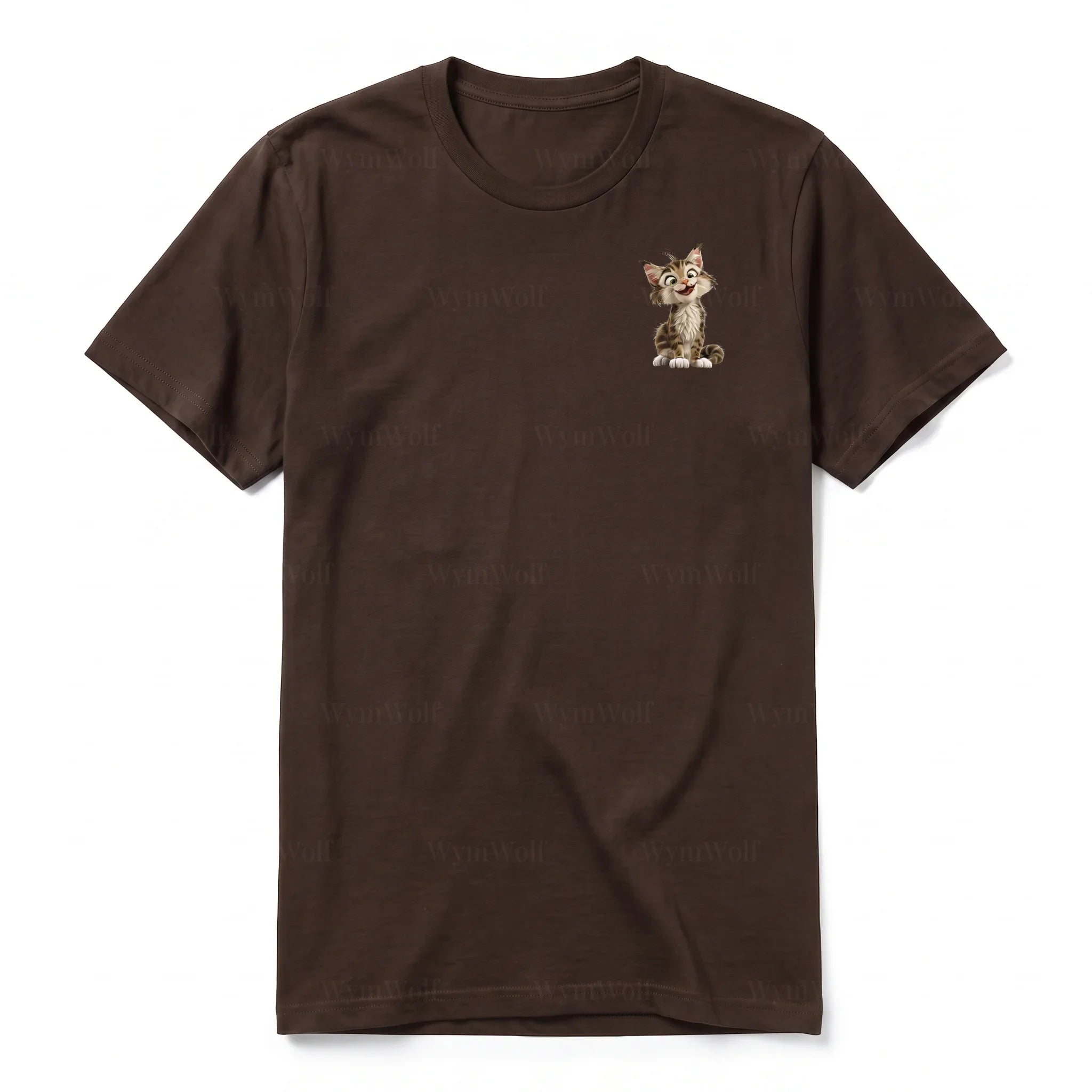 Un T-shirt chocolat à manches courtes et col rond, orné d'un motif représentant un chat sur la poitrine gauche.