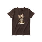 Un T-shirt chocolat à manches courtes et col rond pour jeune, orné d'un motif représentant un chat sur le devant.