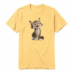 Un T-shirt moutarde à manches courtes et col rond, orné d'un motif représentant un chat sur le devant.