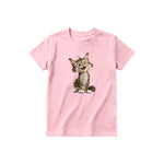 Un T-shirt rose à manches courtes et col rond pour jeune, orné d'un motif représentant un chat sur le devant.