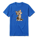 Un T-shirt royal à manches courtes et col rond, orné d'un motif représentant un chat sur le devant.