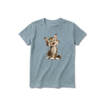 Un T-shirt sauge à manches courtes et col rond pour jeune, orné d'un motif représentant un chat sur le devant.